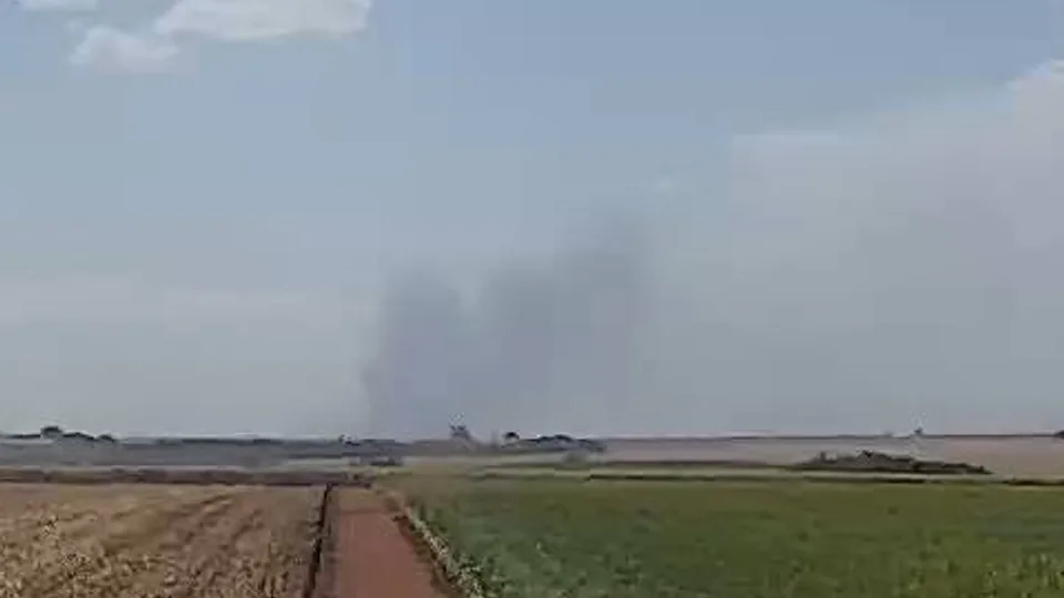 Recorte ampliado da fumaça no horizonte, com a área marcada pela IA